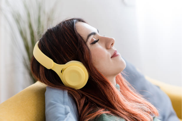 Plano medio de una mujer con auriculares