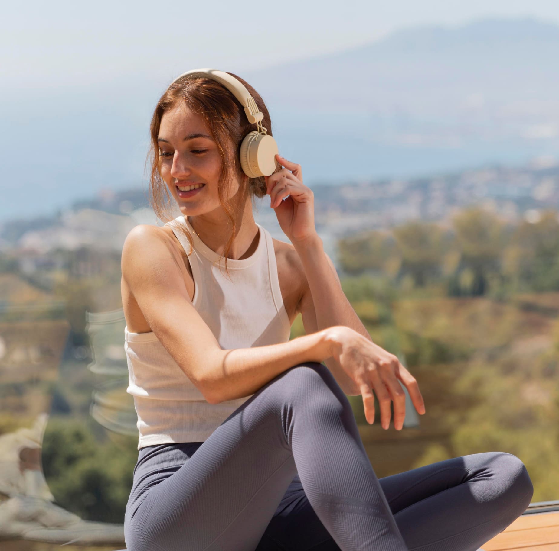 Una mujer con auriculares escuchando música